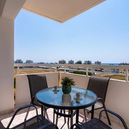 Sunny 2-BR Apartment in Mackenzie Larnaca Buitenkant foto