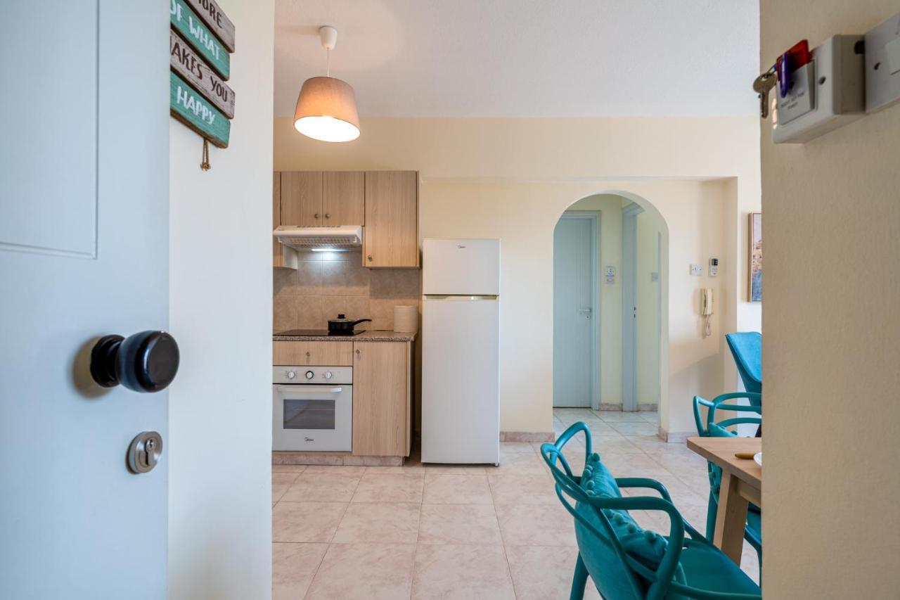Sunny 2-BR Apartment in Mackenzie Larnaca Buitenkant foto