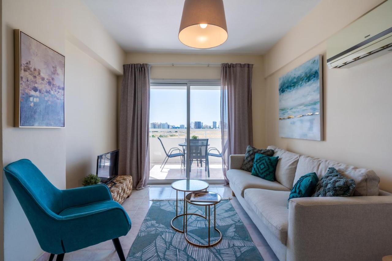 Sunny 2-BR Apartment in Mackenzie Larnaca Buitenkant foto