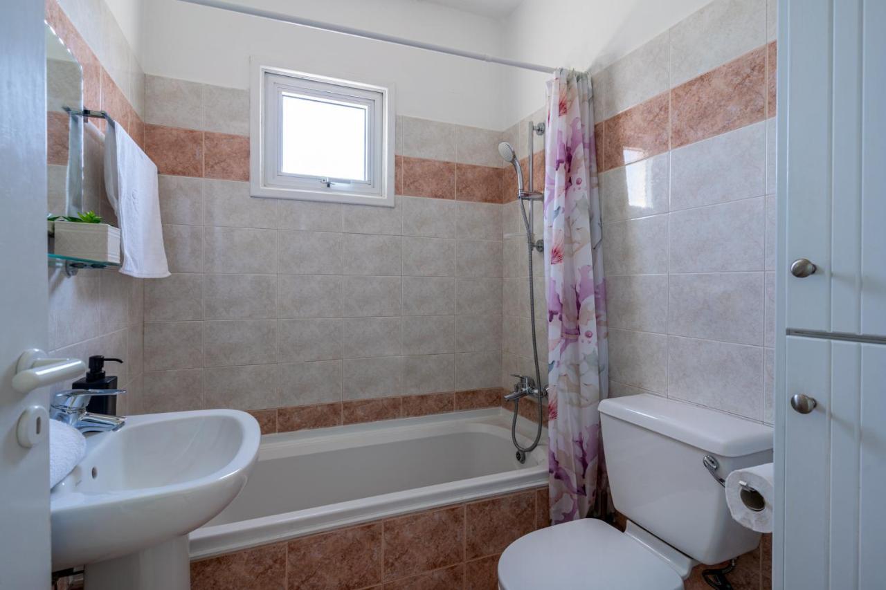 Sunny 2-BR Apartment in Mackenzie Larnaca Buitenkant foto