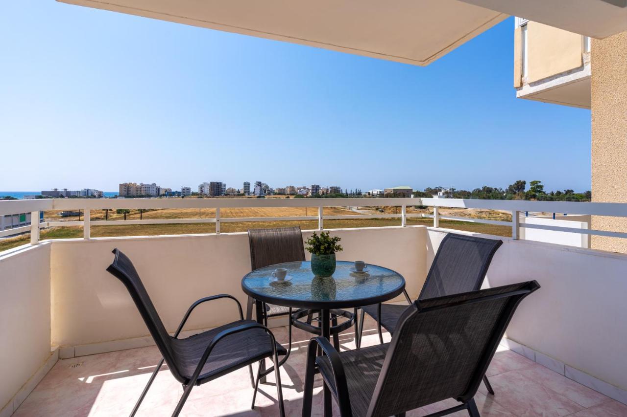Sunny 2-BR Apartment in Mackenzie Larnaca Buitenkant foto