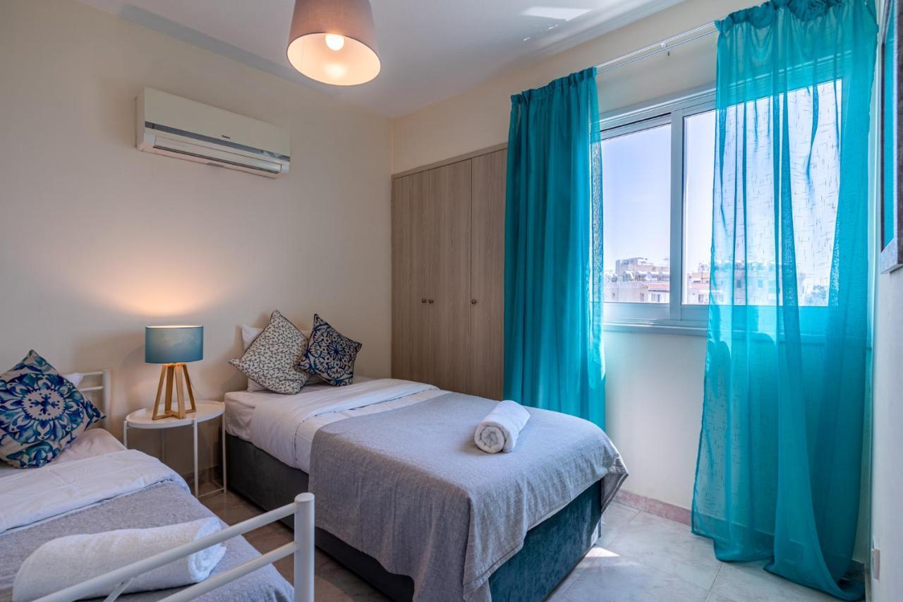 Sunny 2-BR Apartment in Mackenzie Larnaca Buitenkant foto